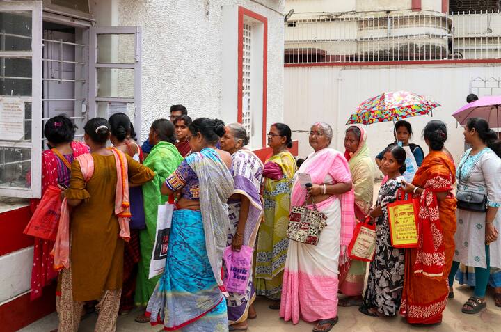 গত ১ জুলাই, মুখ্যমন্ত্রী শুভেন্দু অধিকারী বলেন,  আমরা ১টা উপভোক্তাকেও বাদ দেব না। যারা আমরা উপভোক্তা বলি না, আমরা বলি, এটা আপনার অধিকার। আজকেই আমরা ১ কোটি, ইতিমধ্য়ে ১ কোটি ১০ লক্ষের অ্য়াকাউন্টে ঢুকিয়েছি। যার মধ্য়ে আমাদের তফশিলি জাতি, শিডিউল কাস্ট মা-বোন-দিদি রয়েছেন, ২৬ লক্ষ ৬৩ হাজার ৫৫৫ জন।
