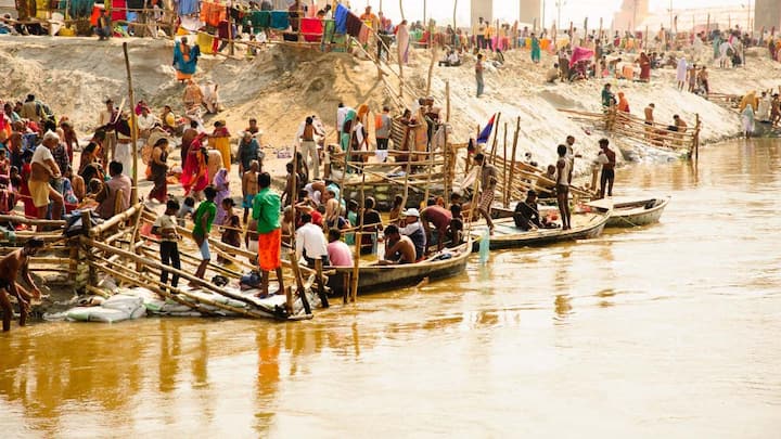कई रिपोर्ट्स के अनुसार, गंगा नदी उत्तर प्रदेश के प्रयागराज में सबसे ज्यादा गहरी है, जहां इसकी गहराई करीब 33 मीटर यानी 108 फीट तक बताई जाती है. ज्यादातर लोगों को लगता है कि हरिद्वार या उत्तराखंड में गंगा सबसे गहरी होगी, क्योंकि वहां से नदी शुरू होती है, लेकिन असल में ऐसा नहीं है. प्रयागराज में गंगा नदी का संगम यमुना नदी से होता है, जिसकी वजह से यहां पानी की मात्रा और गहराई दोनों बढ़ जाती है. यही कारण है कि यहां डुबकी लगाना बाकी जगहों के मुकाबले थोड़ा ज्यादा सावधानी वाला काम माना जाता है.