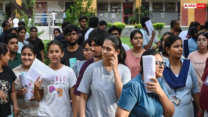 अगर आवेदन फॉर्म भरते समय कोई गलत जानकारी, फर्जी दस्तावेज या गलत व्यक्तिगत विवरण दिया जाता है, तो उम्मीदवार का आवेदन रद्द किया जा सकता है.इतना ही नहीं, गंभीर मामलों में भविष्य की परीक्षाओं से भी प्रतिबंध लगाया जा सकता है. इसलिए आवेदन करते समय सभी जानकारी और दस्तावेज पूरी सावधानी से भरना जरूरी है.
