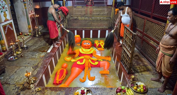In Sanatan tradition, the darshan of Hanuman ji lying down is considered very auspicious. It is believed that the devotee who visits here with true faith, his life's problems are removed and his wishes are fulfilled. Visiting this temple after bathing in Triveni Sangam in Prayagraj is considered an important part of the religious journey.