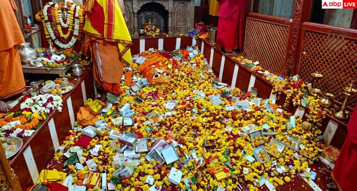 There is a crowd of devotees in the temple every day, but on Tuesday and Saturday the atmosphere here is very grand and devotional. On these days, special aarti, vermilion chola and laddus are offered. Devotees stand in queues for hours to have darshan and receive the blessings of Bajrangbali.