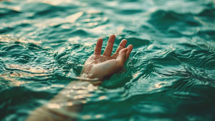 पानी सीधे फेफड़ों की सांस थैलियों में भर जाता है, जिससे शरीर में ऑक्सीजन की बची-खुची सप्लाई भी पूरी तरह ठप हो जाती है. पानी के अंदर गिरने से तीन से पांच मिनट के अंदर व्यक्ति बेहोश होने लगता है.