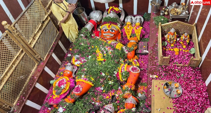 According to mythology, after conquering Lanka, when Hanuman ji was extremely tired, he rested at this place in Prayagraj. Another belief also says that this divine statue was established on the instructions of Guru Vashishtha during the Ramayana period. This is the reason why this temple is considered a center of special faith for the devotees.