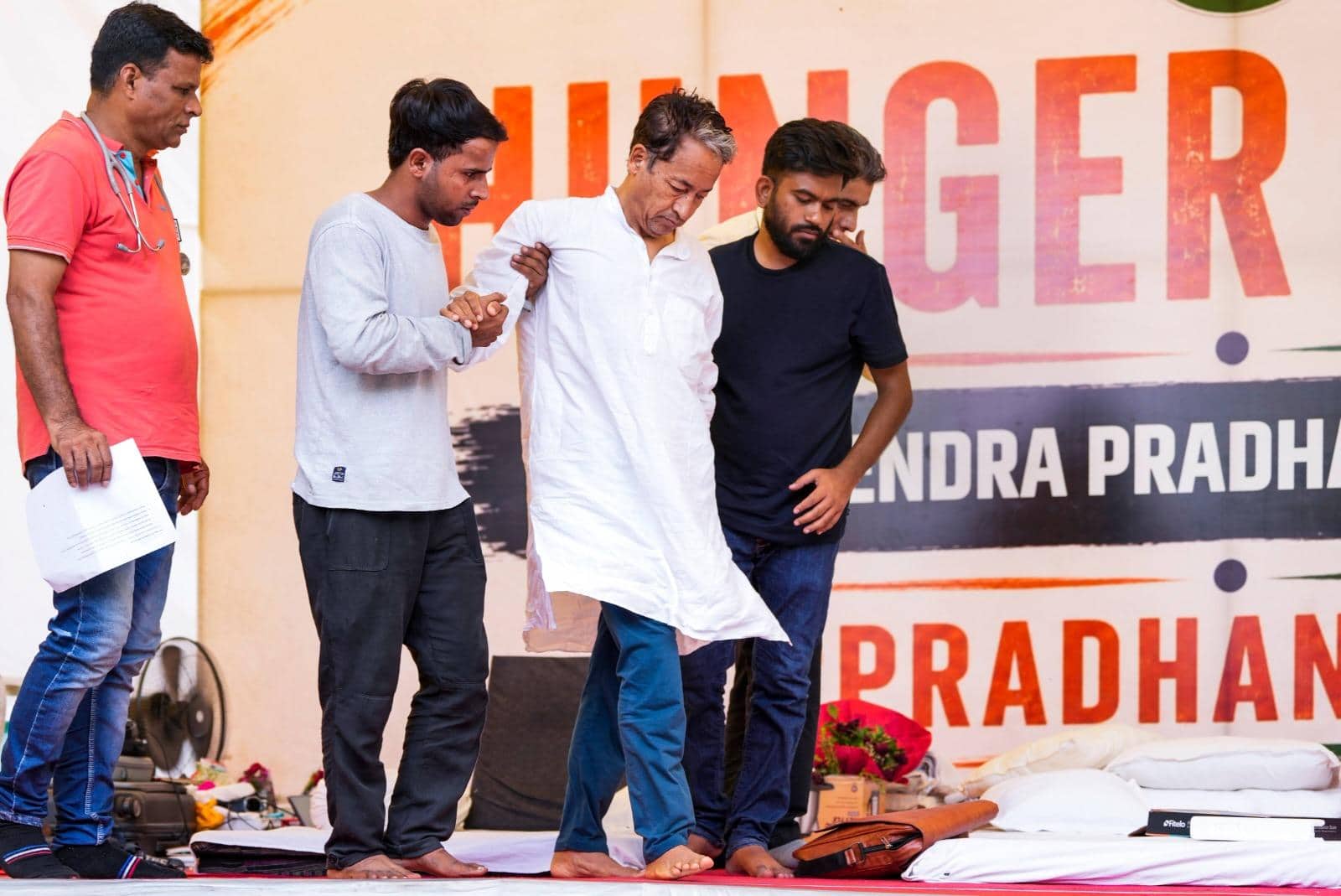 कौन हैं असली 'फुंसुक वांगड़ू'? क्यों बैठे हैं भूख हड़ताल पर? सपोर्ट में उतरे बॉलीवुड सेलेब्स