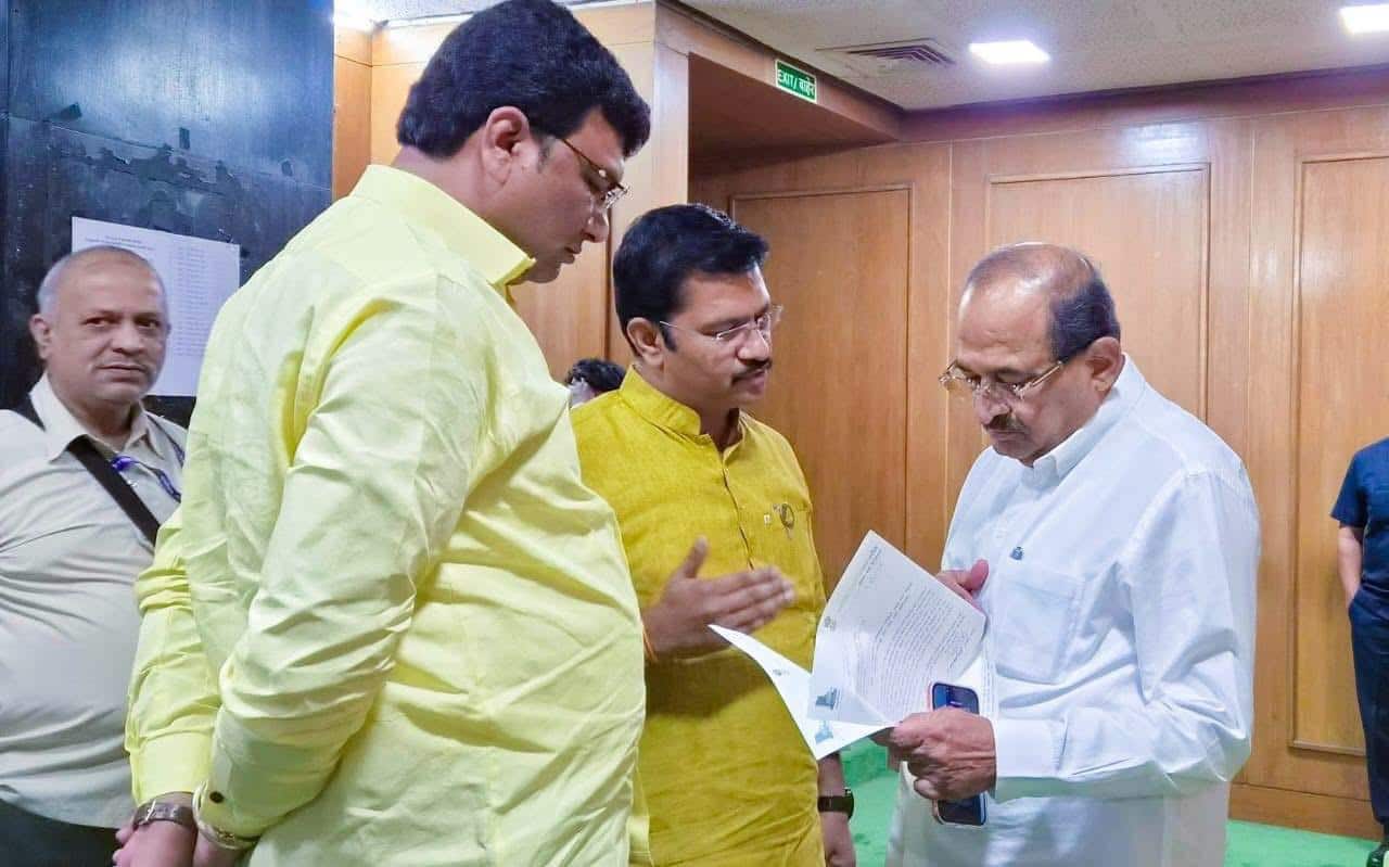 शेतकऱ्यांसाठी आनंदाची बातमी! उजनी धरणातून सीना नदीला पाणी सुटणार, मंत्री विखे पाटलांचे अधिकाऱ्यांना आदेश