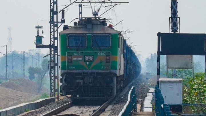 इसके अलावा टर्मिनल और टर्मिनस दोनों शब्दों का मतलब एक ही होता है और इनमें कोई अंतर नहीं है. टर्मिनल उस स्टेशन को कहा जाता है, जहां से आगे रेलवे ट्रैक नहीं होता. यानी ट्रेन उस स्टेशन तक तो आ जाती है, लेकिन आगे बढ़ने के लिए उसे उसी दिशा में वापस लौटना पड़ता है, जिस दिशा से वह आई थी. देश में करीब सत्ताईस रेलवे टर्मिनल हैं. छत्रपति शिवाजी टर्मिनस, बांद्रा टर्मिनस और लोकमान्य तिलक टर्मिनस जैसे स्टेशन इसी श्रेणी में आते हैं.