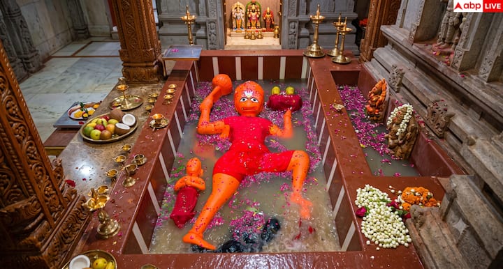 During monsoon, when the water level of Ganga and Yamuna rises, the flood water reaches the sanctum sanctorum of the temple and the idol of Hanuman ji gets submerged. Devotees consider it a divine coincidence of Mother Ganga washing the feet of Hanuman ji. Every year a large number of devotees reach Prayagraj to see this rare sight.