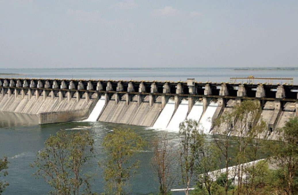 शेतकऱ्यांसाठी आनंदाची बातमी! उजनी धरणातून सीना नदीला पाणी सुटणार, मंत्री विखे पाटलांचे अधिकाऱ्यांना आदेश