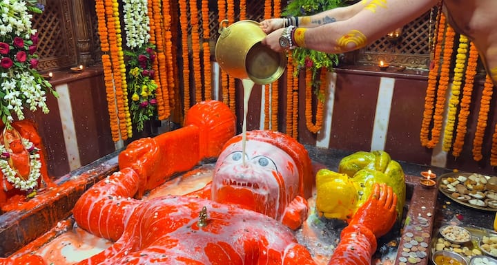 The temple of the lying Hanuman ji, located near the holy Triveni Sangam of Prayagraj and the historical fort of Akbar, is counted among the most famous and faith-related temples of the country. Its biggest feature is that here the statue of Sankatmochan Hanuman ji is seated in sleeping posture. Every day thousands of devotees from all over the country and abroad come here to see this unique form.