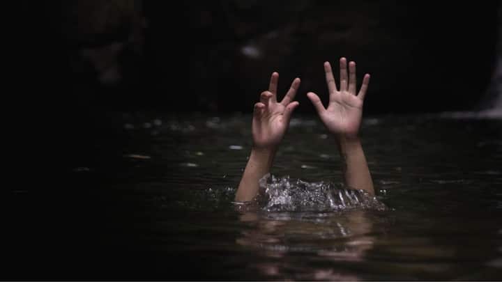 ठंडे पानी के संपर्क में आते ही शरीर का मेटाबॉलिज्म बेहद धीमा हो जाता है, जिससे दिमाग और अंगों को बहुत कम ऑक्सीजन की जरूरत होती है. इसीलिए बर्फीले पानी में डूबने वाले कुछ लोगों को 20 से 30 मिनट के बाद भी सुरक्षित जिंदा बचा लिया गया है.