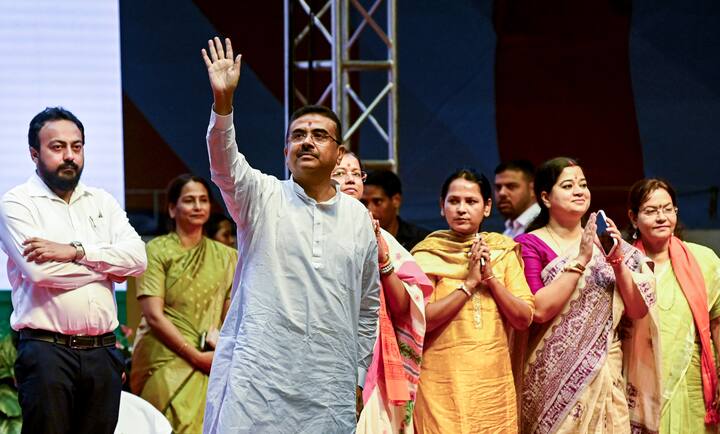 পেমেন্ট সংক্রান্ত সমস্যা দ্রুত সমাধান করতে ব্যাঙ্কে যোগাযোগ করুন: আপনার নিজস্ব ব্যাঙ্ক শাখায় গিয়ে ম্যানেজার বা আধিকারিকদের সাথে কথা বলুন। আপনার অ্যাকাউন্টে DBT সক্রিয় করা আছে কি না এবং আধার কার্ড সঠিকভাবে লিঙ্ক করা আছে কি না তা নিশ্চিত করুন। প্রয়োজনে নতুন করে KYC ফর্ম জমা দিয়ে অ্যাকাউন্টটি সচল করুন। ব্যাঙ্কের কাজ সম্পন্ন করার পরেও যদি সমস্যার সমাধান না হয়, তবে আপনার নিকটবর্তী বিডিও (BDO) বা এসডিও (SDO) অফিসে যোগাযোগ করুন।