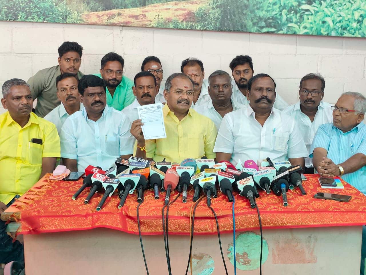 பாமகவில் மீண்டும் பூகம்பம்; ராமதாஸ் யாருடைய கட்டுப்பாட்டில் இருக்கிறார்? - போட்டுடைத்த பாமக முன்னாள் எம்.எல்.ஏ