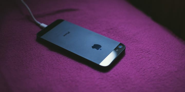अब आपको बताएं कि कैसे आप अपने iPhone की बैटरी को लंबे समय तक इस्तेमाल कर सकते हैं. इसके लिए डिवाइस को बहुत ज्यादा गर्म या ठंडी जगह पर चार्ज न करें. साथ ही बैटरी हेल्थ को समय-समय पर Settings में जाकर चेक करते रहें. लेटेस्ट iOS अपडेट इंस्टॉल रखें क्योंकि इनमें बैटरी ऑप्टिमाइजेशन से जुड़े अपडेट्स भी मिलते हैं.