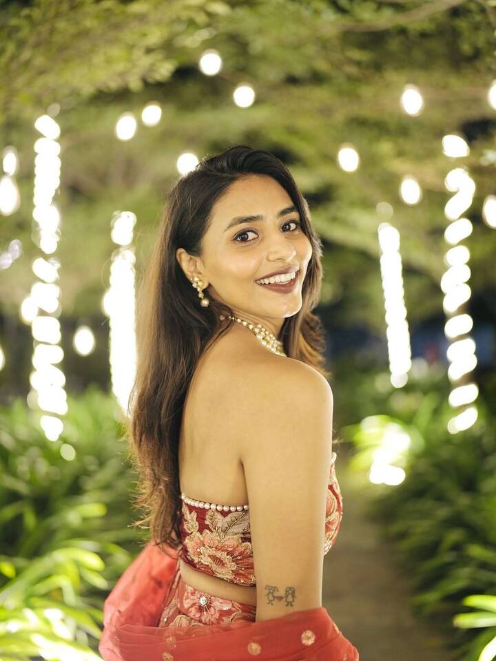 క్యూట్ ఫోటోస్ ట్రెండ్ అవుతుండగా.... అందాల సప్తమి... విద్యుత్ వెలుగుల్లో మరింత వెలిగిపోతున్నారంటూ కామెంట్స్ చేస్తున్నారు.