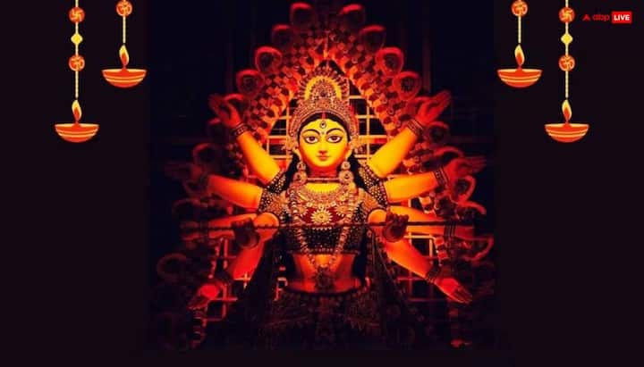 ॐ ऐं ह्रीं क्लीं कामाख्यायै नमः। मंत्र का जाप करते हुए देवी कामाख्या का स्मरण करें. ये मंत्र 108 बार बढ़ें. ललिता सहस्रनाम का पाठ भी कर सकते हैं.