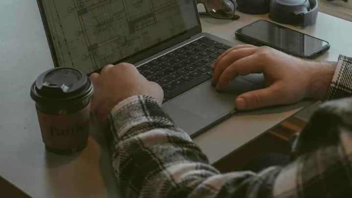 अगर आपको कोई अनजान डिवाइस दिखे, तो सबसे पहला काम यह करें कि अपना Wi-Fi पासवर्ड बदल दें. पासवर्ड बनाते समय ध्यान रखें कि वे पहले पासवर्ड के मुकाबले कई गुना ज्यादा मुशकिल हो,  ताकि उसे आसानी से कोई अंदाजा न लगा सके.  इसके साथ ही अपने Wi-Fi का नाम यानी SSID भी बदल दें, ताकि पहले जुड़े हुए अनजान डिवाइस अपने आप डिसकनेक्ट हो जाएं. 