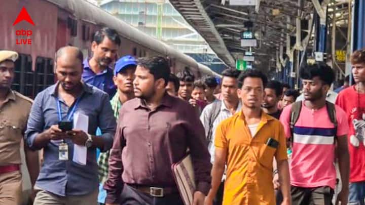 অনেকেই প্রশ্ন তুলেছেন, পরিবারের কোনো সদস্য যদি বাড়ি বসে প্রবীণ বাবা-মায়ের জন্য লোকাল ট্রেনের টিকিট বুক করে দেন, তবে তাঁরা কীভাবে ভ্রমণ করবেন ?