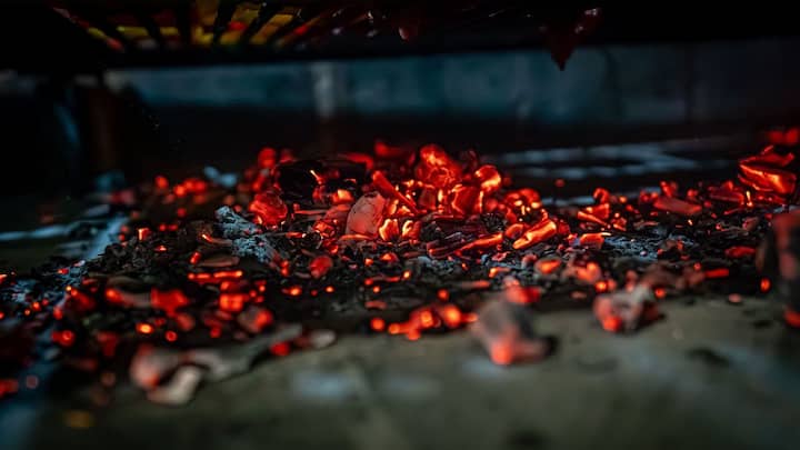 इस बेहद प्रीमियम क्वालिटी के कोयले में कार्बन की मात्रा 86 प्रतिशत से लेकर 97 प्रतिशत तक पाई जाती है. शुद्धता और उच्च गुणवत्ता के चलते इसकी हीटिंग वैल्यू यानी गर्मी पैदा करने की क्षमता सबसे गहरी होती है.