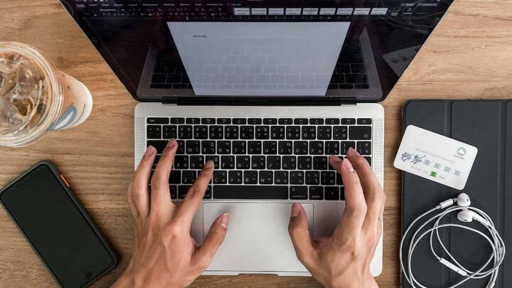 Wi-Fi हैक हुआ है या नहीं, यह पता लगाने का सबसे भरोसेमंद तरीका है राउटर के एडमिन पैनल में जाकर देखना. इसके लिए अपने मोबाइल या लैपटॉप के ब्राउजर में राउटर का IP एड्रेस डालना होता है, जो आमतौर पर 192.168.1.1 या 192.168.0.1 होता है.  यह जानकारी आपके राउटर के पीछे लिखी होती है. 