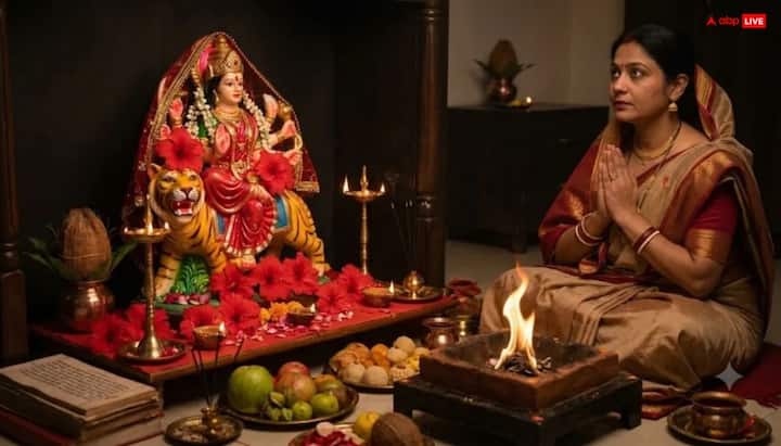 अगर आप शक्तिपीठ नहीं जा पा रहे हैं तो घर में ही मां कामाख्या का स्मरण कर देवी की पूजा कर सकते हैं. प्रातःकाल स्नान कर लाल या पीले रंग के स्वच्छ वस्त्र पहनें. पूजा स्थान की सफाई करें और पूर्व या उत्तर दिशा की ओर मुख करके बैठें.