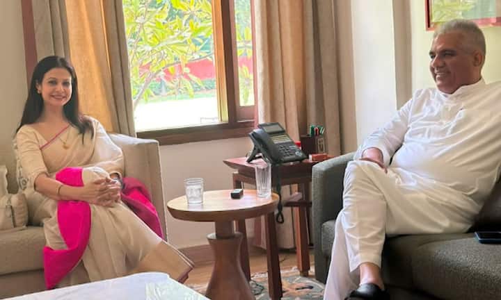 শেষ পর্যন্ত ১৬ জুন দিল্লিতে গিয়ে রাজ্যসভার সাংসদ পদ থেকে পদত্যাগ করলেন কোয়েল। বৈঠক করলেন বিজেপি নেতা ভূপেন্দ্র যাদবের সঙ্গে, যে ভূপেন্দ্র তৃণমূলের বিদ্রোহী কূটকৌশল থেকে NCPI-তে শামিল হওয়া, সবেতেই গুরুত্বপূর্ণ ভূমিকায় ছিলেন। তাহলে কি বাকিদের মতো কোয়েলও বিজেপি-তেই যাবেন? জল্পনা তুঙ্গে। বরাবরের মতো এখনও নীরবতাই পালন করছেন কোয়েল।