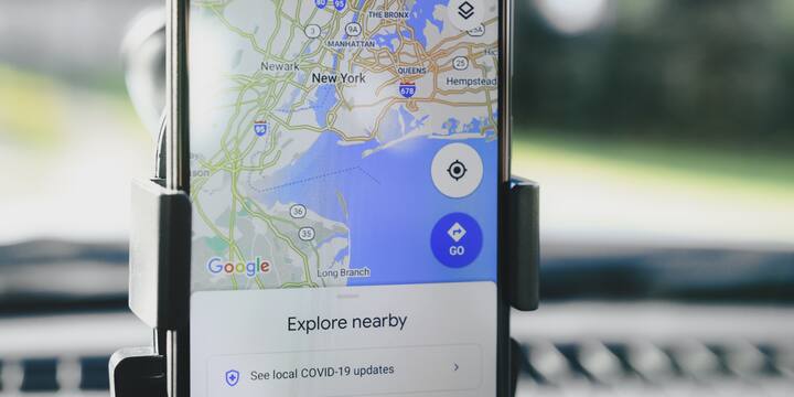 इतना ही नहीं, Google Maps सिर्फ Blue Line ही नहीं दिखाता बल्कि अलग-अलग रंगों की लाइनों के जरिए ट्रैफिक की स्थिति भी यूजर्स को बताने का काम करता है. आपको बता दें कि गूगल मैप्स पर Green लाइन का मतलब होता है कि ट्रैफिक नॉर्मल है और गाड़ी आसानी से चल रहे हैं. वहीं, Orange लाइन बताती है कि रास्ते में हल्का ट्रैफिक है इसलिए स्पीड थोड़ी कम हो सकती है. वहीं, Red लाइन का मतलब रास्ते में भारी ट्रैफिक है और ट्रैवल में ज्यादा समय लग सकता है.