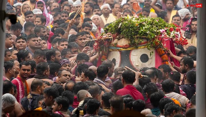 मंदिर के परंपरागत सेवक भगवान के विग्रहों को अपने कंधों और मोटे कपड़ों की पट्टियों के सहारे उठाते हैं. विग्रहों को एक साथ नहीं बल्कि आगे-पीछे झुलाते हुए, नृत्य जैसी गति में धीरे-धीरे सिंहद्वार से बाहर लाया जाता है.