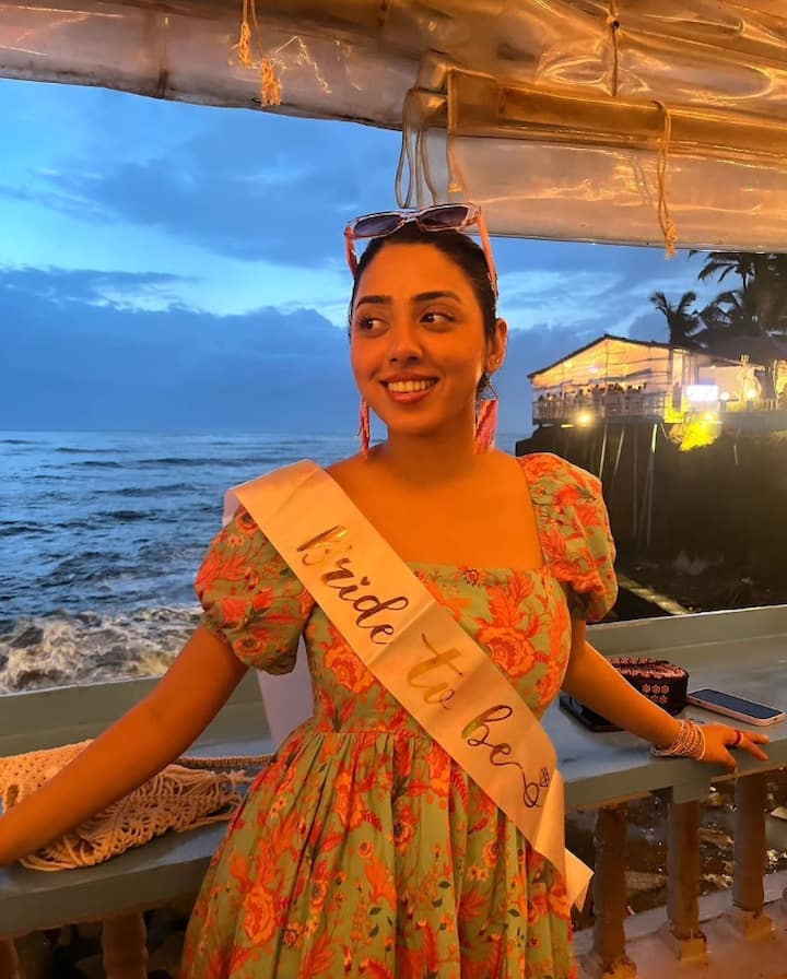 Jheel Mehta, who played the childhood role of Bhide's daughter Sonu, left acting in 2012 to complete her studies. Jheel Mehta has completed his MBA. Jheel Mehta completed her MBA and is now away from the world of entertainment. She runs a beauty salon along with her mother. With this she is enjoying her married life.