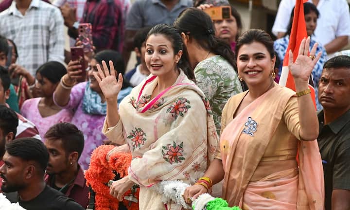এর পরই রাজনীতির নীতি মেনে দলের হয়ে প্রচারে নামেন কোয়েল। বিধানসভা নির্বাচনে তৃণমূলের একাধিক প্রার্থীর হয়ে প্রচার করতে দেখা যায় তাঁকে। প্রচার করেছিলেন শ্রেয়া পান্ডের হয়েও। তৃণমূলের জয় নিয়ে তখনও আত্মবিশ্বাসী ছিলেন কোয়েল।