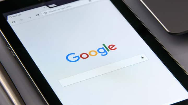 सबसे पहले बात करते हैं Google की. Google का एक फीचर है जिसका नाम 