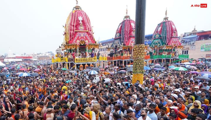 विश्व की सबसे प्रसिद्ध और विशाल जगन्नाथ रथ यात्रा शुरू हो चुकी है. बारिश के बीच भी लोगों का उत्साह कम नहीं है. रथ यात्रा में 5 लाख से ज्यादा लोग शामिल हुए हैं.