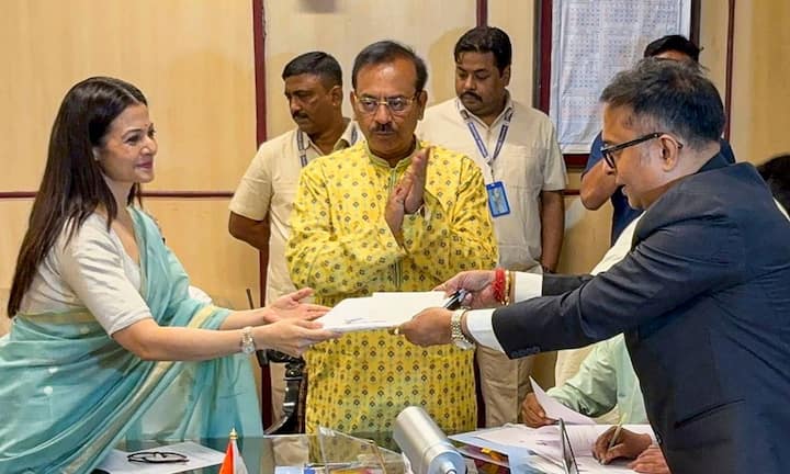 সেই মতো ৫ জুন মনোনয়নপত্র জমা দেন কোয়েল। বাবুল সুপ্রিয়, মেনকা গুরুস্বামী এবং রাজীব কুমারও ওই দিনই, কোয়েলের সঙ্গে মনোনয়নপত্র জমা দেন। সেখানে তাঁদের পাশে দেখা গিয়েছিল অরূপ বিশ্বাসকেও। মনোনয়নপত্র জমা দিয়ে বেরনোর সময় ভিকট্রি সাইন দেখিয়েছিলেন ক্যামেরাকে।