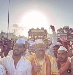 Aadesh Bandekar:आदेश बांदेकर कुटुंबासह जेजुरीत,खंडोबाचं दर्शन घेत उधळला भंडारा; खास Photos शेअर