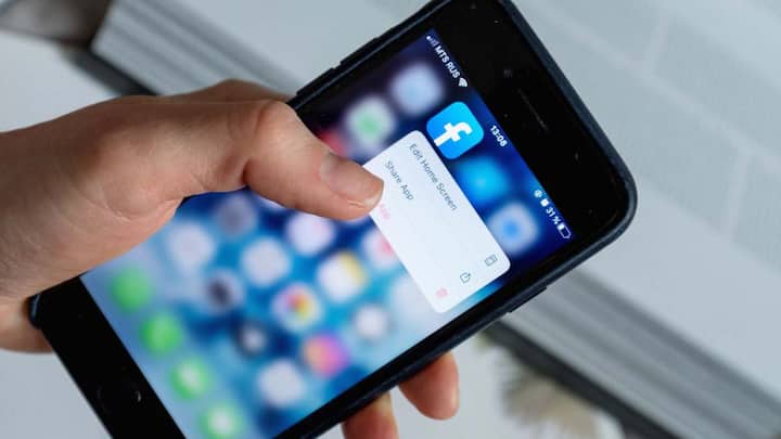 Facebook पर यह सेटिंग करने के लिए आपको अपनी प्रोफाइल फोटो पर क्लिक करके 
