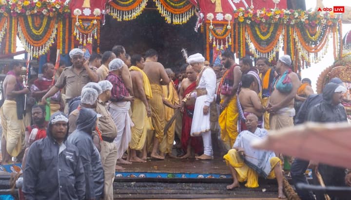 रथ यात्रा में सबसे आगे भगवान बलभद्र का रथ तालध्वज प्रस्थान करता है. रथ चलने से पहले ओडिशा के गजपति महाराज तीनों रथों पर स्वर्ण झाड़ू से सफाई करते हैं. इस अनुष्ठान को छेरा पहाड़ा कहा जाता है.