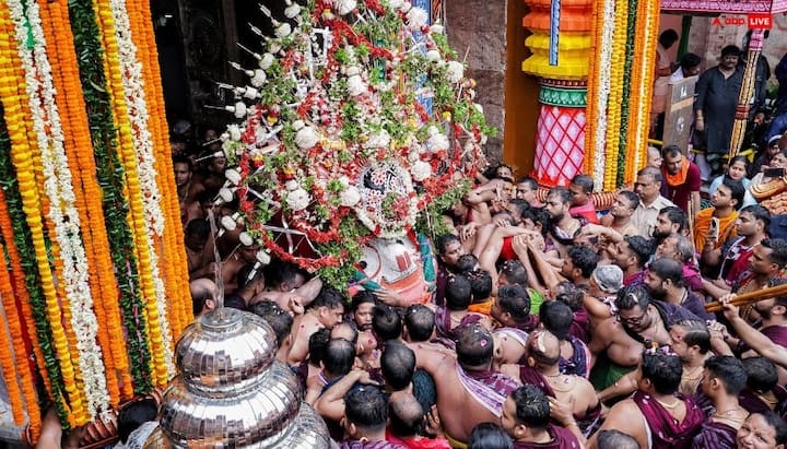 रथ यात्रा के शुरू होने से पहले पहंडी परंपरा निभाई जाती है. इसमें भगवान जगन्नाथ, बलभद्र और देवी सुभद्रा के विग्रहों को मंदिर के गर्भगृह से रथ तक लाने की प्रक्रिया को पहांडी कहा जाता है. यह रथ यात्रा का सबसे आकर्षक और भावुक अनुष्ठानों में से एक माना जाता है.