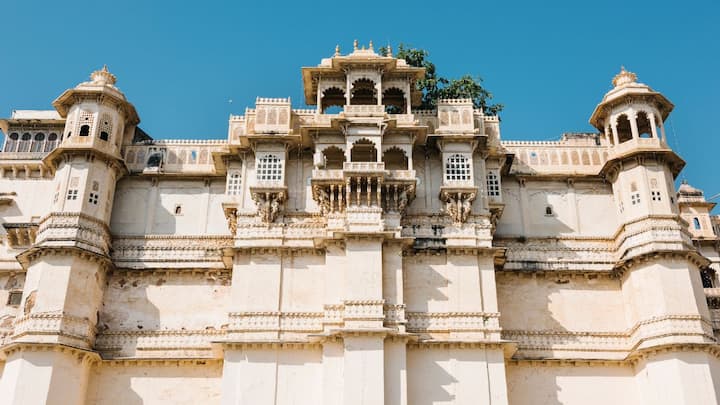 जब बाहर की गर्म हवा इन संकरे झरोखों की छोटी सी जगह से गुजरकर महल के अंदर जाती थी तो हवा का दबाव अचानक से बढ़ जाता था. दबाव बढ़ने की वजह से गर्म हवा का तापमान बढ़ जाता था. इस वजह से गर्म हवा का तापमान गिर जाता था और वह अंदर आते ही ठंडी हो जाती थी.