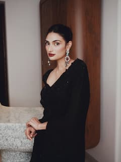 Athiya Shetty Photo: બ્લેક સાડીમાં ગ્લેરમસ લાગી આથિયા શેટ્ટી, કેમેરા સામે આપ્યા હટકે પોઝ