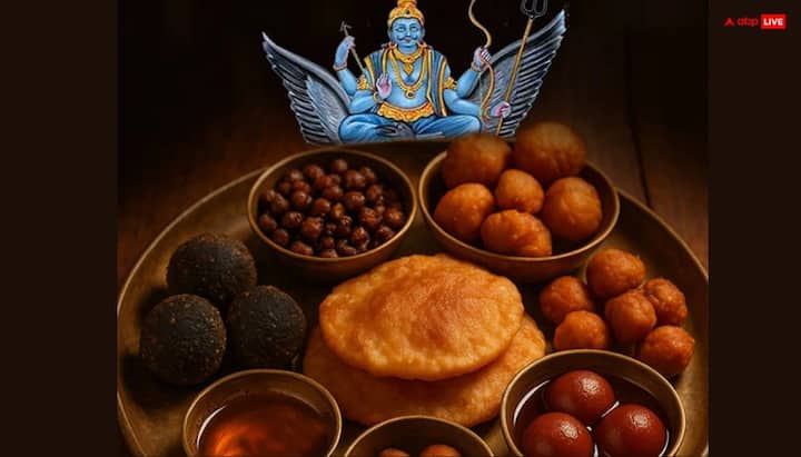 शनिवार के दिन गुलाब जामुन, काला तिल, काली उड़द की खिचड़ी, मीठी पुड़ी और गुड़ आदि का शनि देव को भोग लगा सकते हैं.