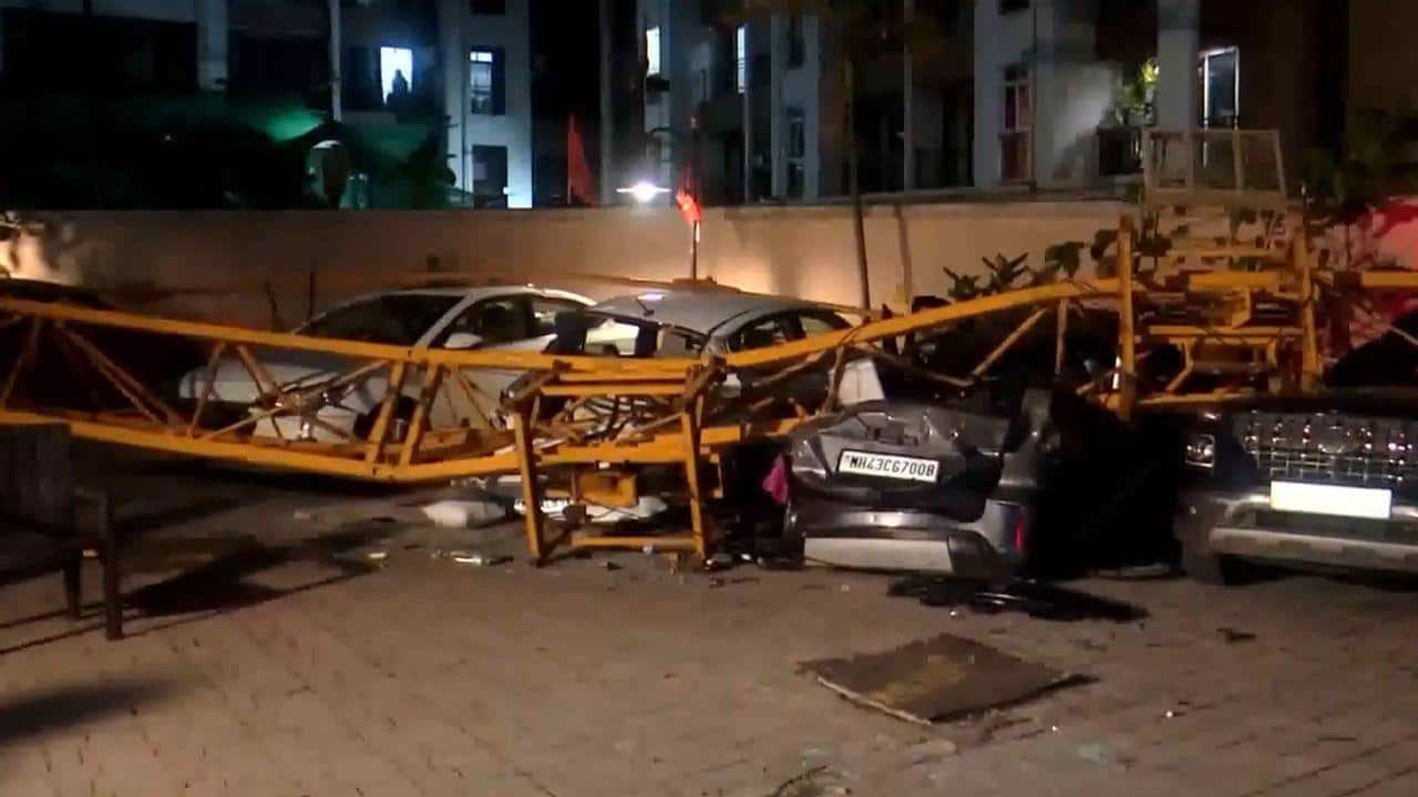 Mumbai News : ভয়ঙ্কর, নির্মীয়মাণ বহুতল থেকে ভেঙে পড়ল ক্রেন; চুরমার ১২টি গাড়ি, গুরুতর জখম ১ !