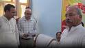 बागपत: उमस भरी गर्मी में बिजली कटने से बेहाल लोग, अधिकारियों पर बिफरे सांसद राजकुमार सांगवान