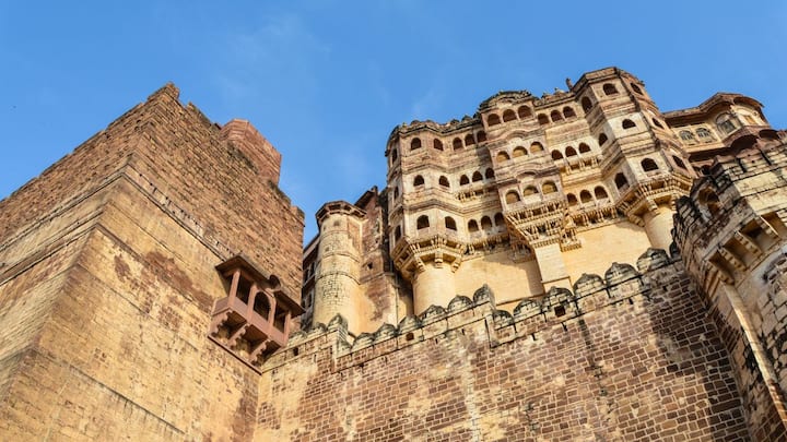 दिलचस्प बात यह थी कि बाहर खड़े व्यक्ति की नजर इन बारीक जालियों को पार करके अंदर बैठी महिलाओं पर नहीं पड़ सकती थी. इस तरह से महलों की महिलाओं की प्राइवेसी और सामाजिक मर्यादा पूरी तरह से सुरक्षित रहती थी.