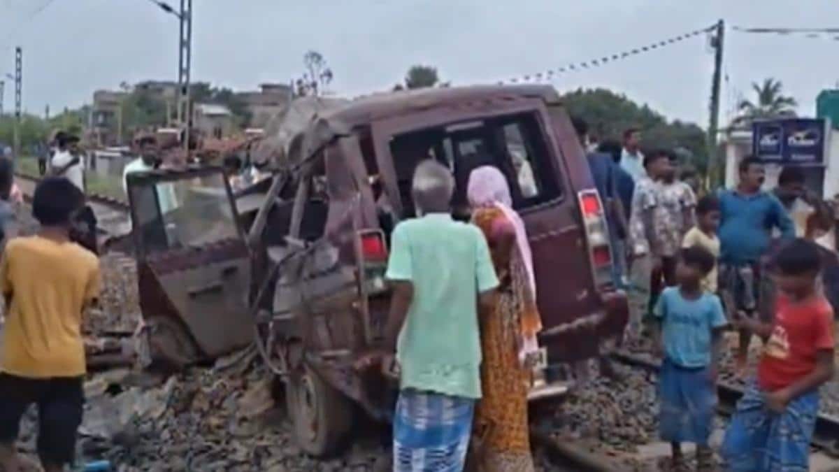 2 School Students Among 3 Dead As Train Hits Car At Level Crossing In Bengal's Murshidabad