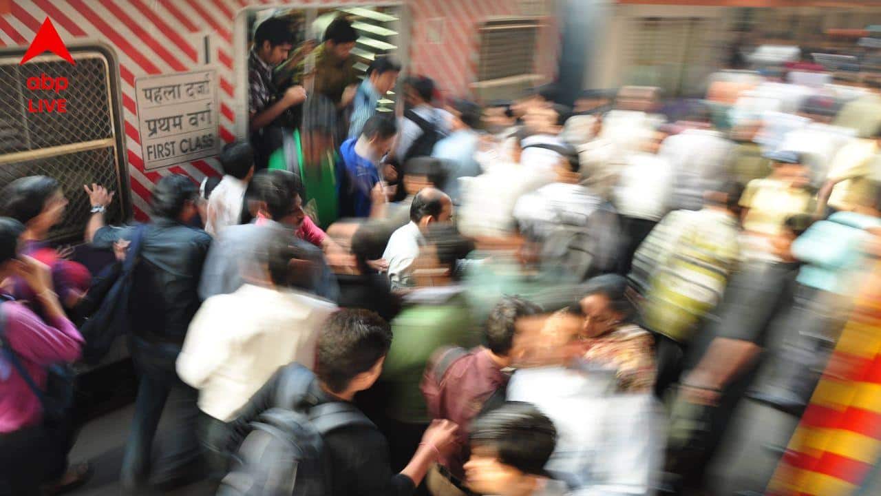 Local Train Incident : লোকাল ট্রেনে সিট নিয়ে বিবাদ, অন্য সহ-যাত্রীদের চোখে Pepper Spray করে দিলেন মহিলা !