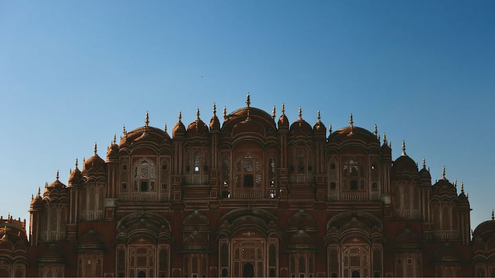 इसी समस्या से निपटने के लिए प्राचीन वास्तुकारों ने विज्ञान के एक अनोखे नियम का इस्तेमाल किया और बेहद छोटे झरोखे बनाए.