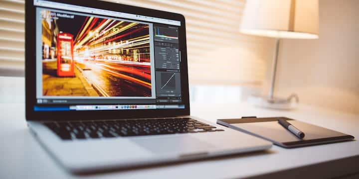 आपको बता दें कि पिछले कुछ सालों में USB-C टेक्नोलॉजी काफी तेजी से फेमश हुई है. इसकी वजह है फास्ट डेटा ट्रांसफर स्पीड, ज्यादा पावर सपोर्ट और एक ही पोर्ट से कई तरह के डिवाइस कनेक्ट करने का फीचर. यही कारण है कि पुराने गोल (Barrel) चार्जिंग पोर्ट की जगह अब ज्यादातर कंपनियां USB-C पोर्ट का इस्तेमाल कर रही हैं.