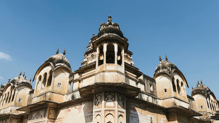 ऐसे में इन जालीदार और छोटे झरोखों को इस तरह से डिजाइन किया जाता था कि महल के अंदर की स्त्रियां बाहर चल रहे उत्सव,बाजारों और सभाओं का पूरी तरह से आनंद ले सकें.