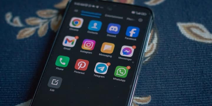 जानकारी के मुताबिक, WhatsApp के जरिए यूजर्स को iPhone के पहले से मौजूद माइक्रोफोन प्रोसेसिंग फीचर्स का इस्तेमाल करने का आसान तरीका मिलेगा. इसमें चार ऑडियो मोड शामिल होंगे जिसमें Standard, Voice Isolation, Wide Spectrum और Automatic शामिल है. बता दें कि इन चारों मोड का अलग-अलग तरीके से इस्तेमाल किया जा सकेगा.