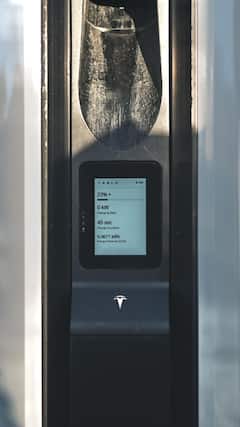 घर पर EV चार्ज करना सस्ता है या पब्लिक चार्जर