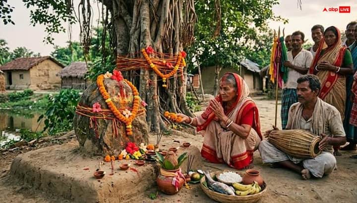 एमपी के बैतूल में भगवान इंद्र की प्रतिमा को मिट्टी के लेप से ढांक देते हैं और प्रतिमा के सिर पर एक पत्थर रख दिया जाता है. इसके बाद देव प्रतिमा की 48 घंटे तक परिक्रमा की जाती है. लोकमान्यता है कि जब इंद्रदेव को कष्ट होता है तो बारिश अच्छी होती है.